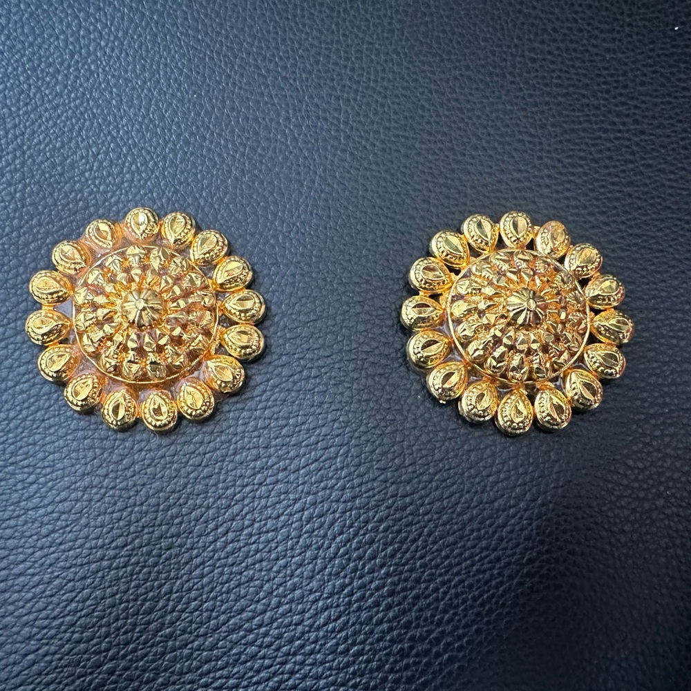 Elegant Gold Necklace - Picture 9 of 16